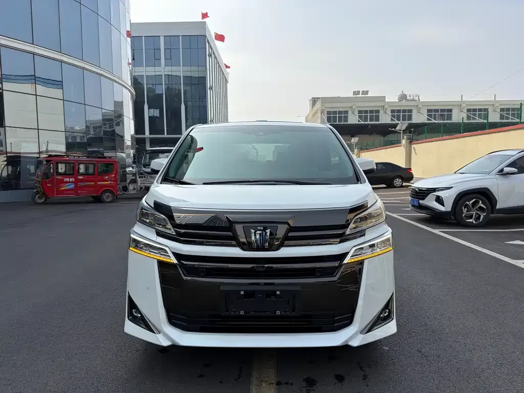 Toyota Vellfire — фото 1