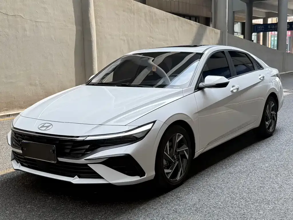 Hyundai Elantra — фото 1