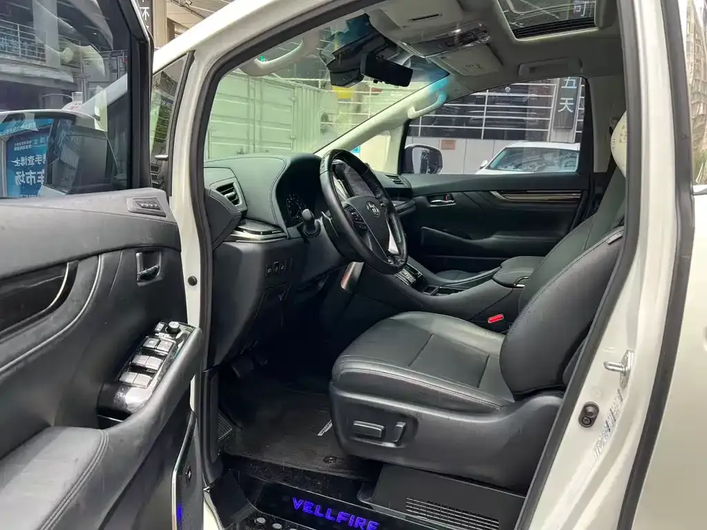 Toyota Vellfire — фото 2