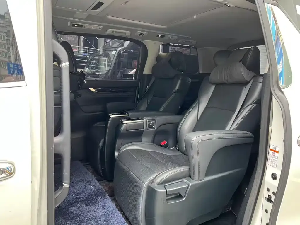 Toyota Vellfire — фото 10