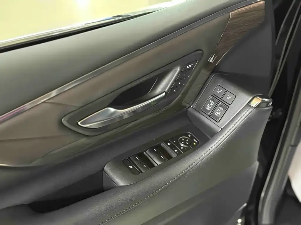 Toyota Alphard — фото 8
