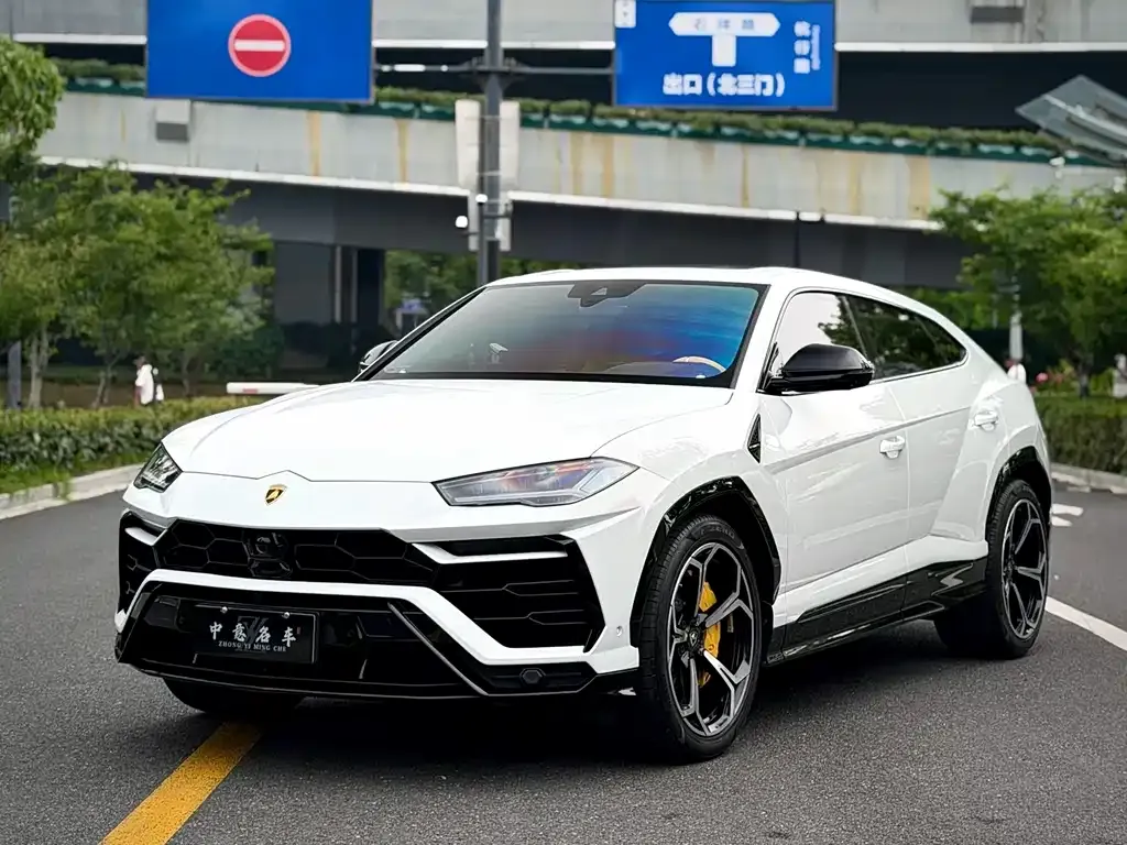 Lamborghini Urus — фото 1