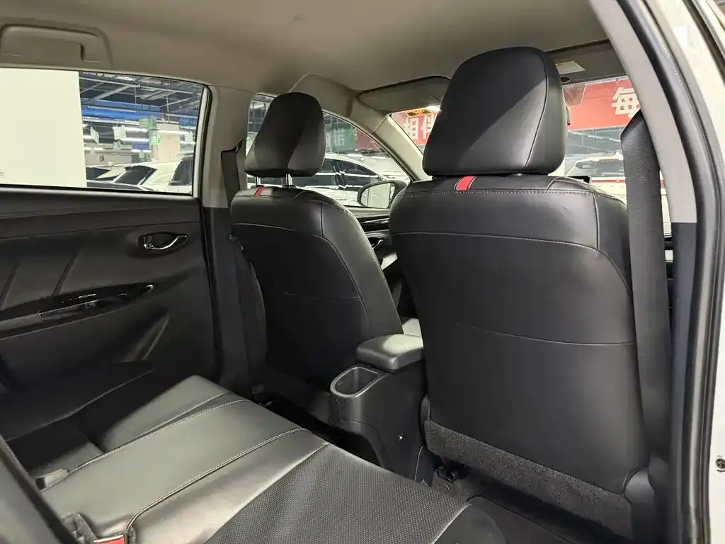 Toyota Yaris L — фото 3