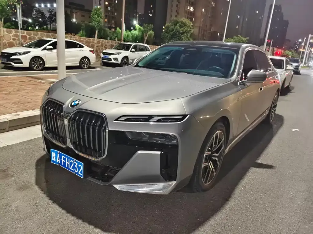 BMW 7 Series — фото 1