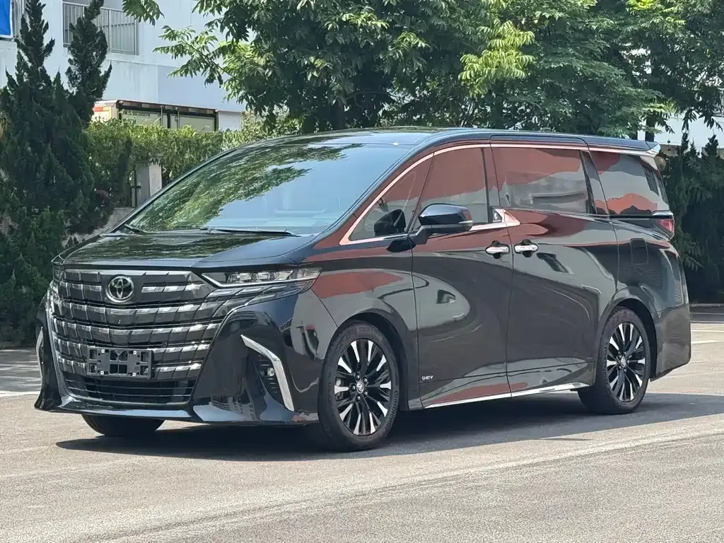 Toyota Alphard — фото 1