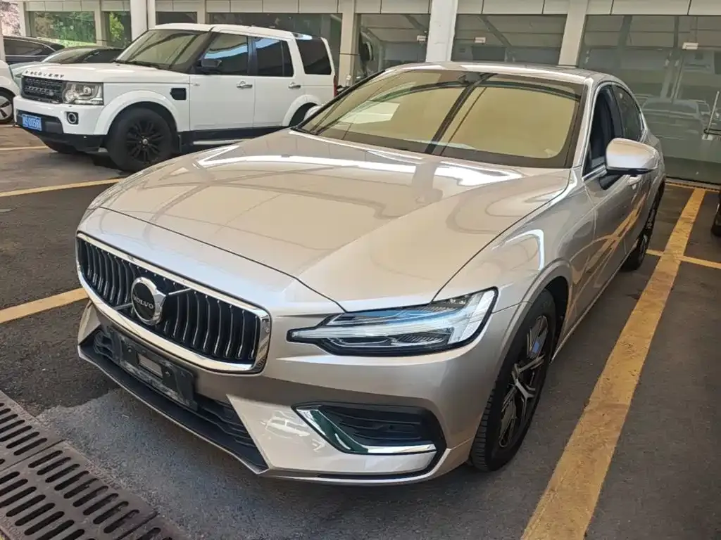 Volvo S60 — фото 1