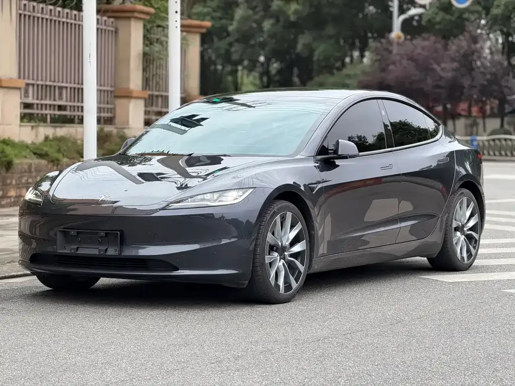 Tesla Model 3 — фото 1