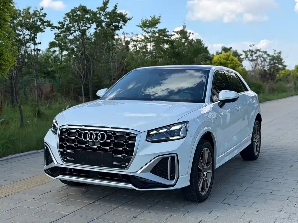 Audi Q2L — фото 1