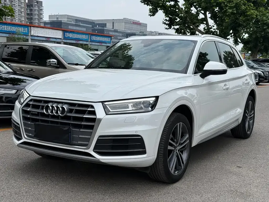 Audi Q5L — фото 1