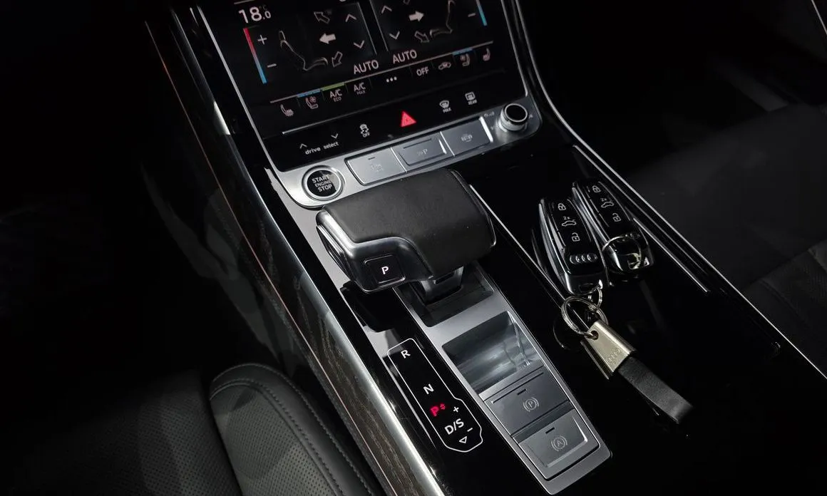 Audi A8 — фото 5
