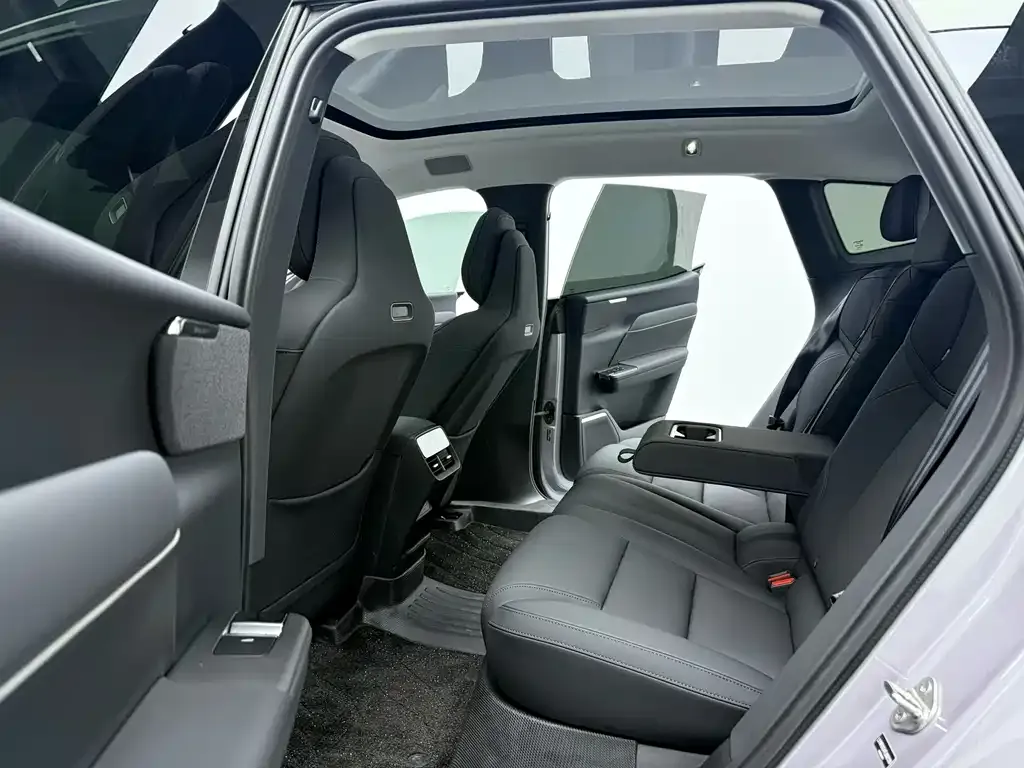 Volvo XC70 Plug-in Hybrid — фото 4