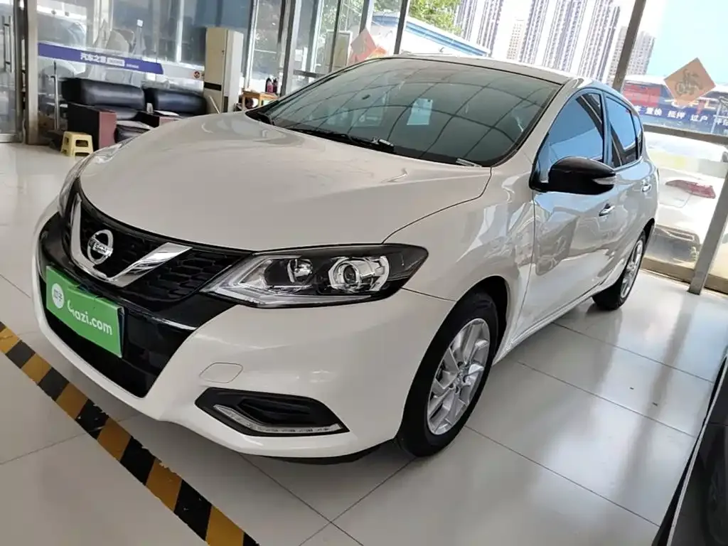 Nissan Tiida — фото 1