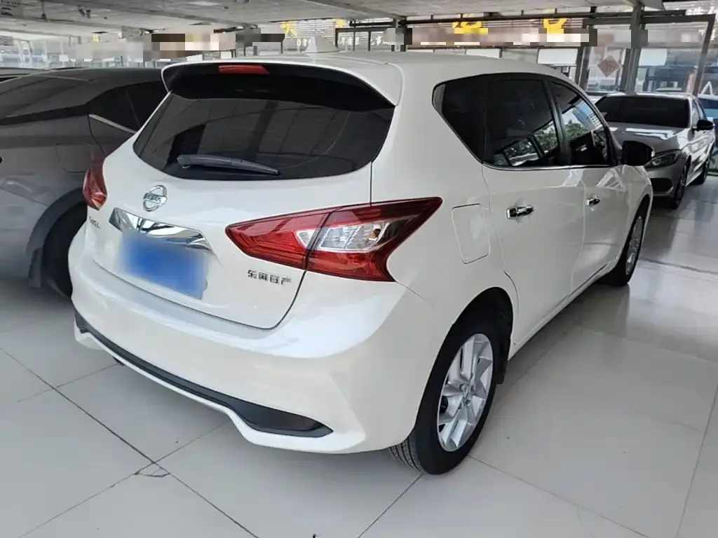 Nissan Tiida — фото 4