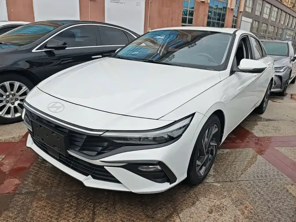Hyundai Elantra — фото 1