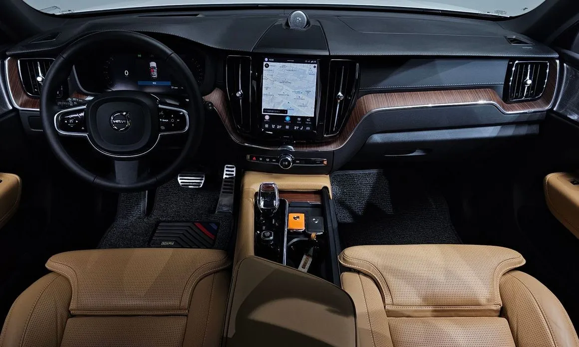 Volvo XC60 — фото 10