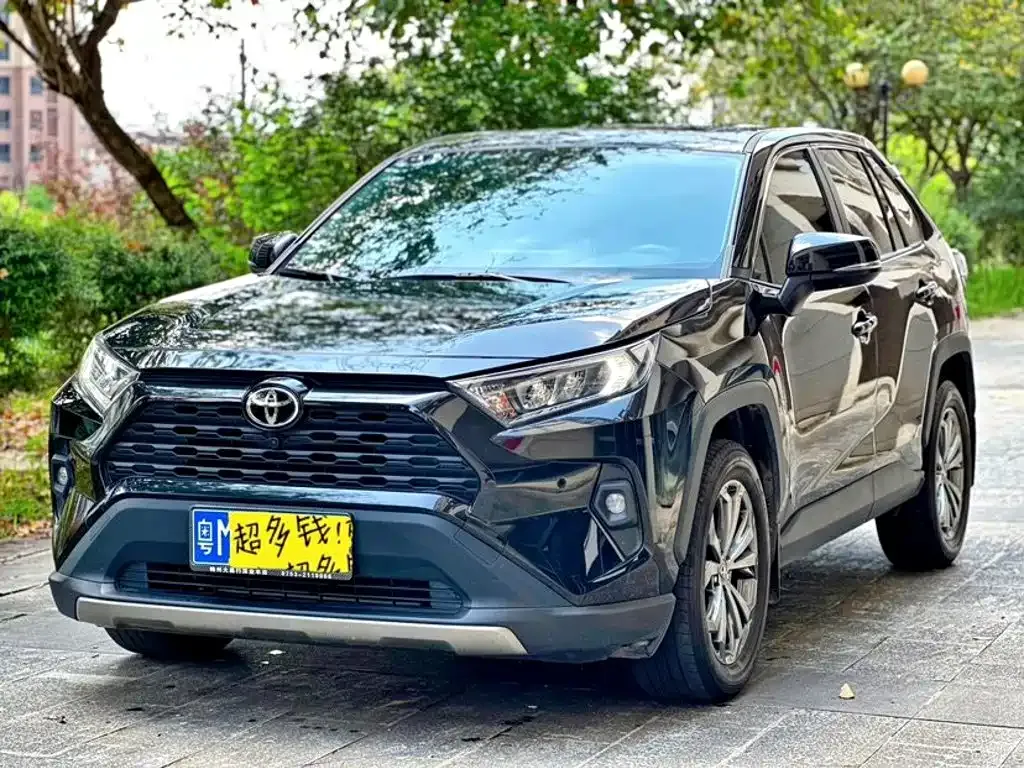 Toyota RAV4 — фото 1