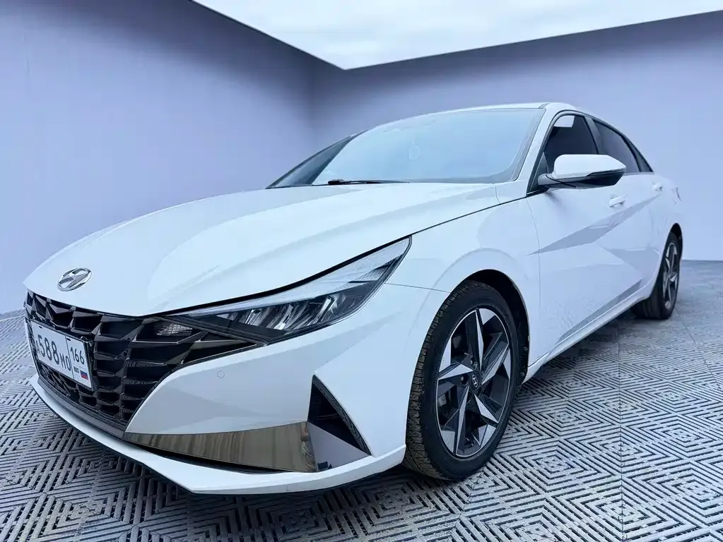 Hyundai Elantra — фото 1