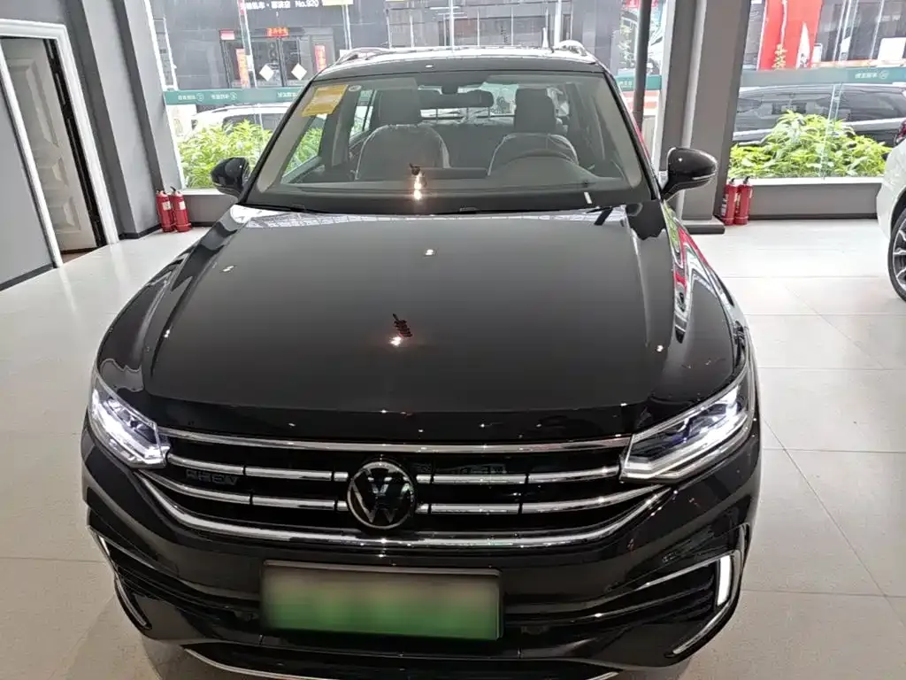 Volkswagen Tiguan L PHEV — фото 8