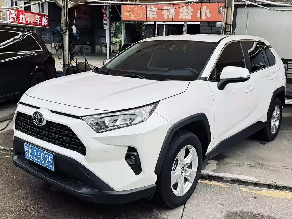 Toyota RAV4 — фото 1