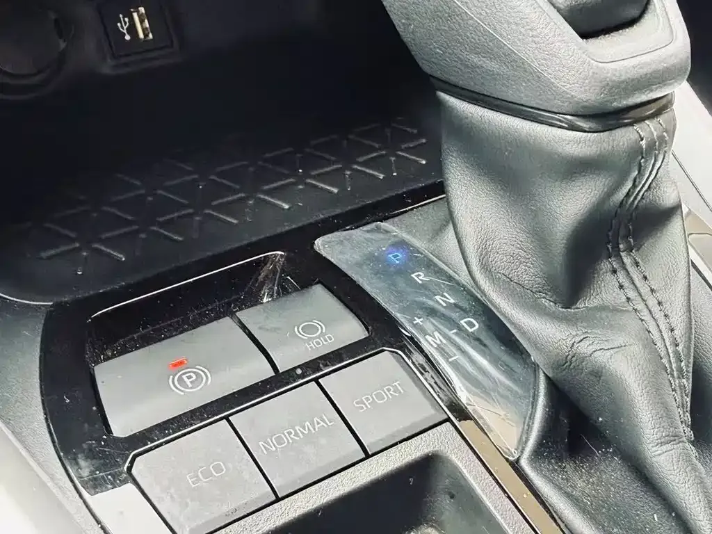 Toyota RAV4 — фото 5