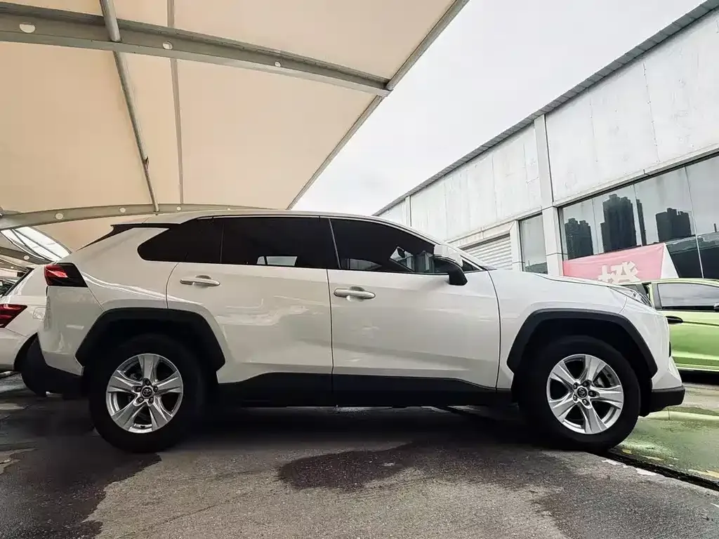 Toyota RAV4 — фото 4