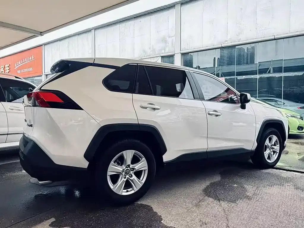 Toyota RAV4 — фото 8