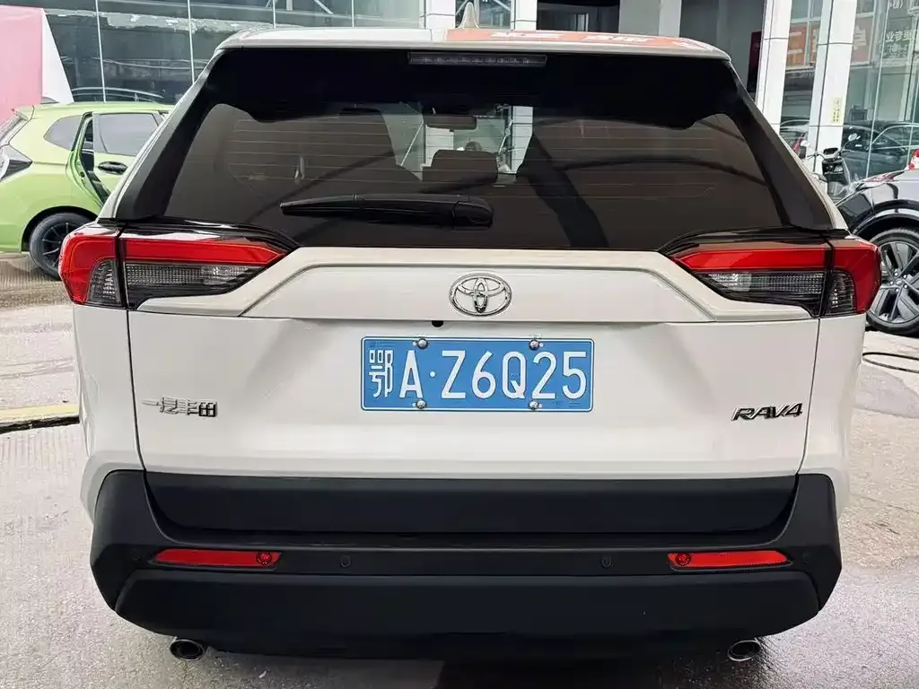 Toyota RAV4 — фото 3