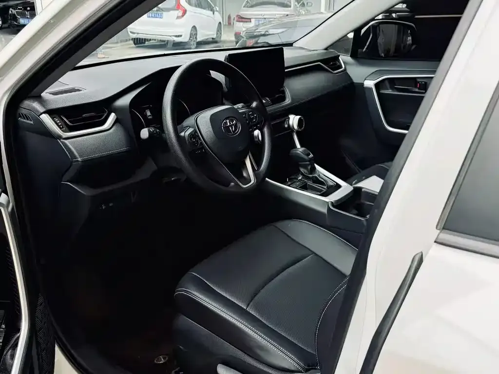 Toyota RAV4 — фото 2
