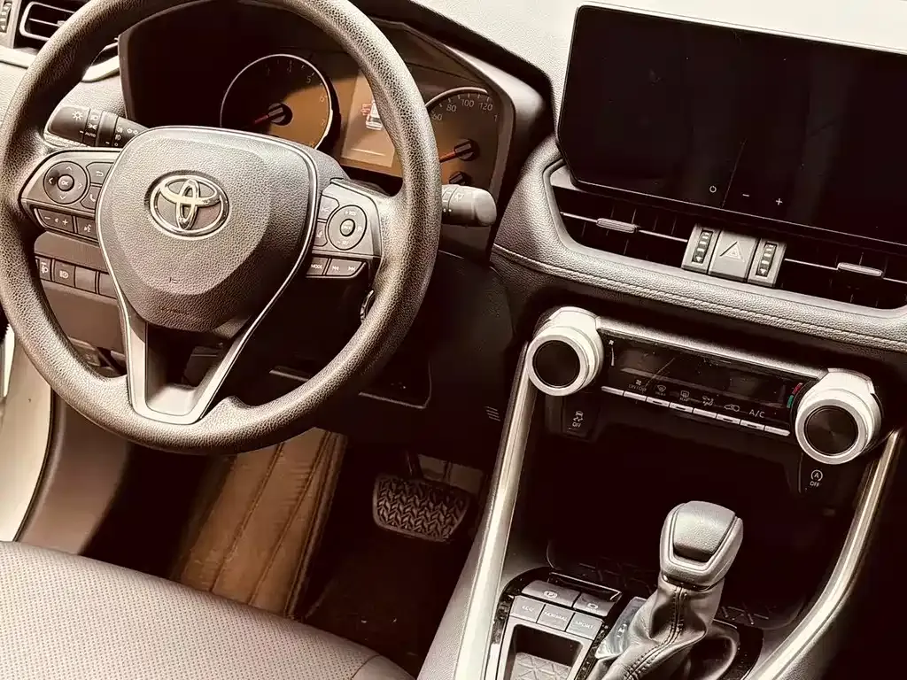 Toyota RAV4 — фото 9