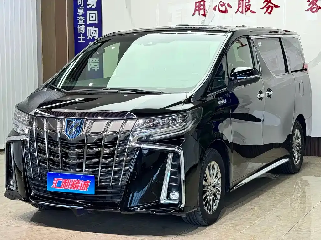 Toyota Alphard — фото 1