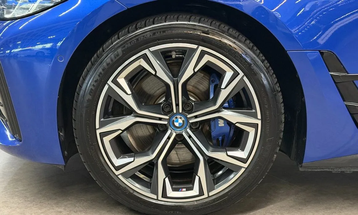 BMW i4 — фото 8