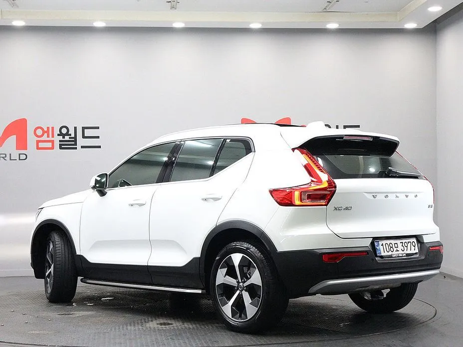 Volvo XC40 — фото 8