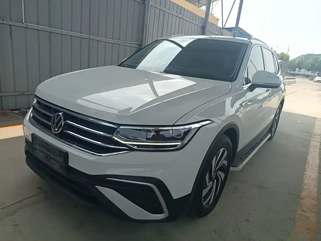 Volkswagen Tiguan L — фото 10