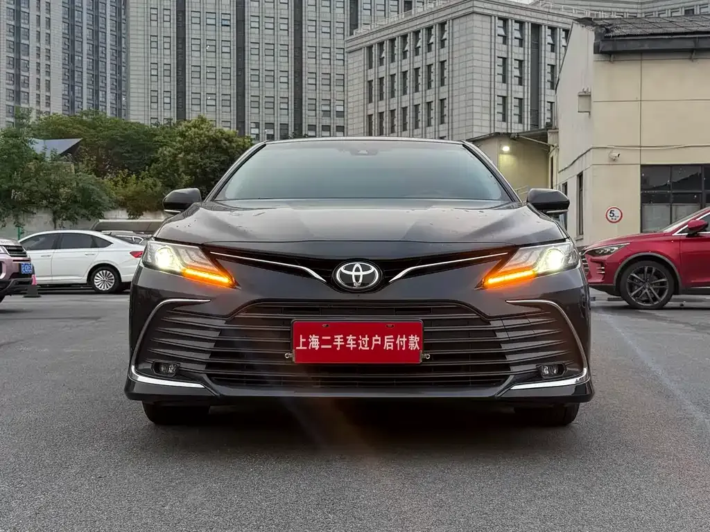 Toyota Camry — фото 1