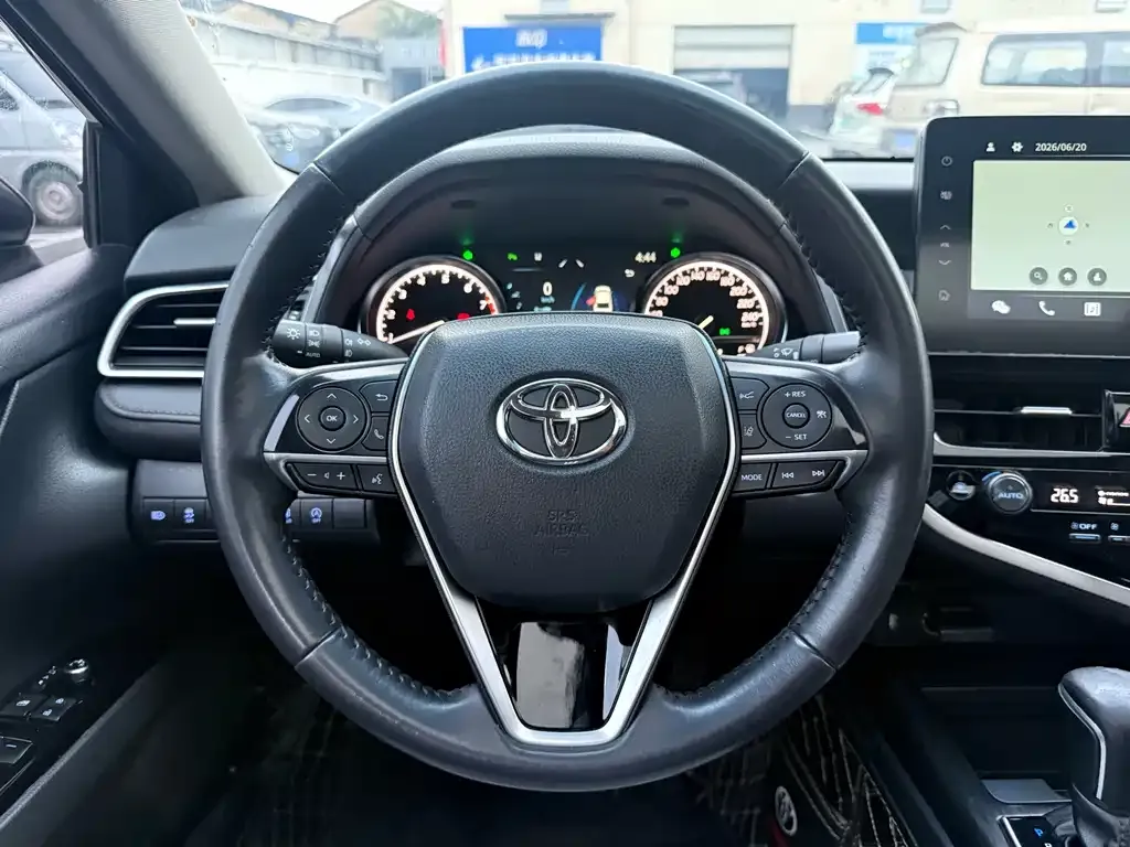 Toyota Camry — фото 5