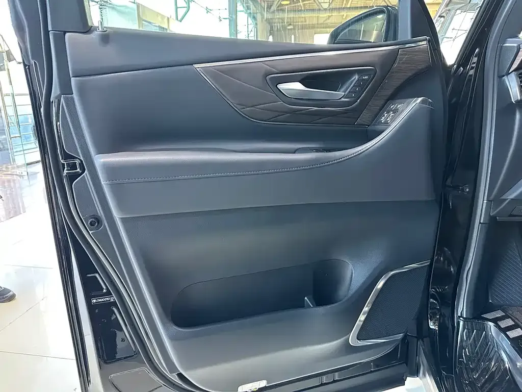 Toyota Vellfire — фото 2