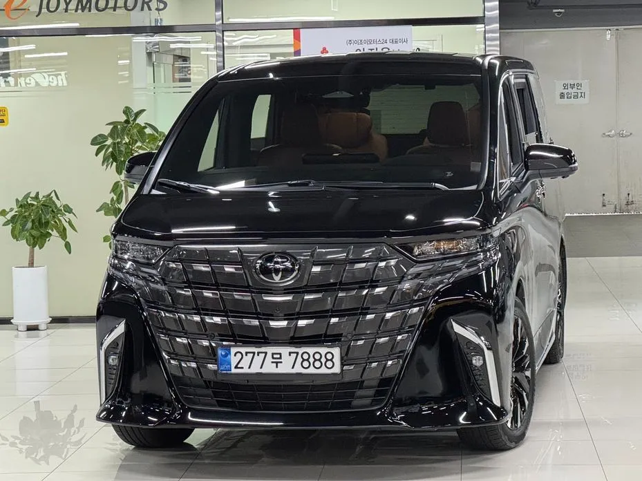 Toyota Alphard — фото 1