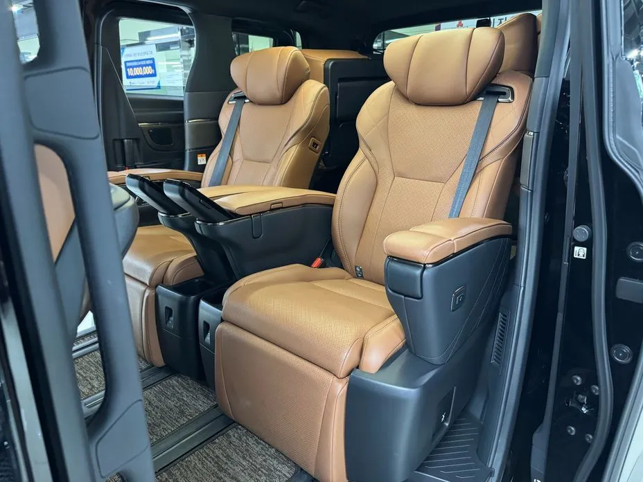 Toyota Alphard — фото 9