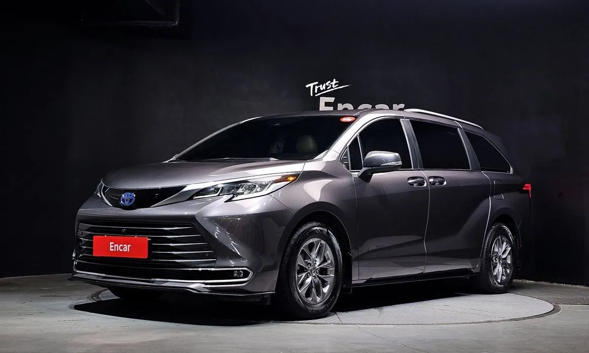 Toyota Sienna — фото 1