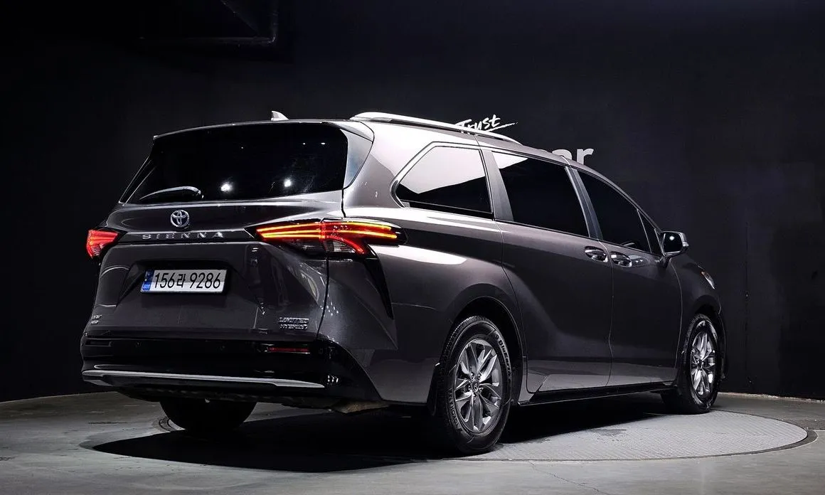 Toyota Sienna — фото 2