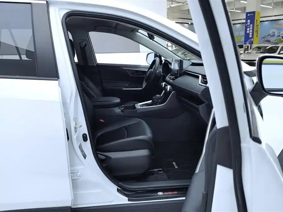 Toyota RAV4 — фото 8