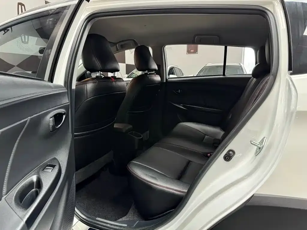 Toyota Yaris L — фото 3