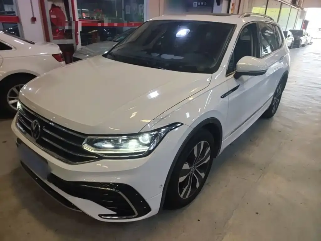 Volkswagen Tiguan L — фото 1