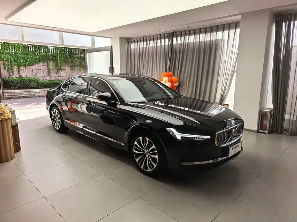 Volvo S90 — фото 1