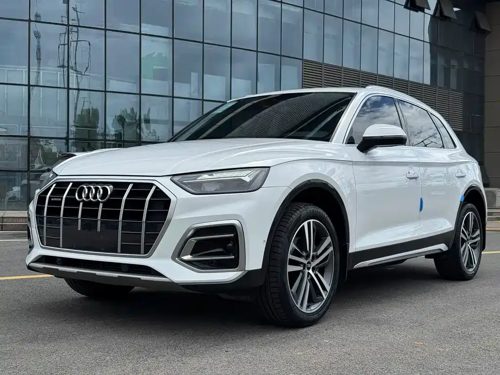 Audi Q5L — фото 1