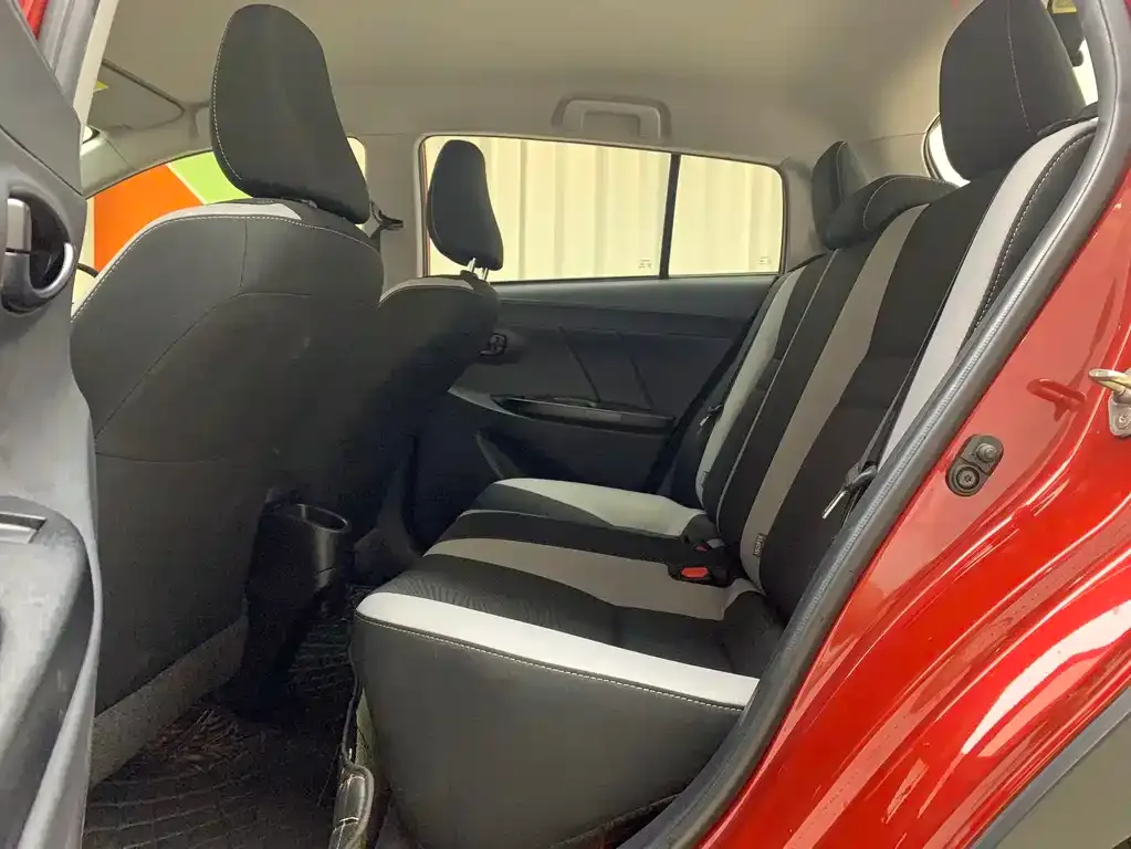 Toyota Yaris L — фото 6
