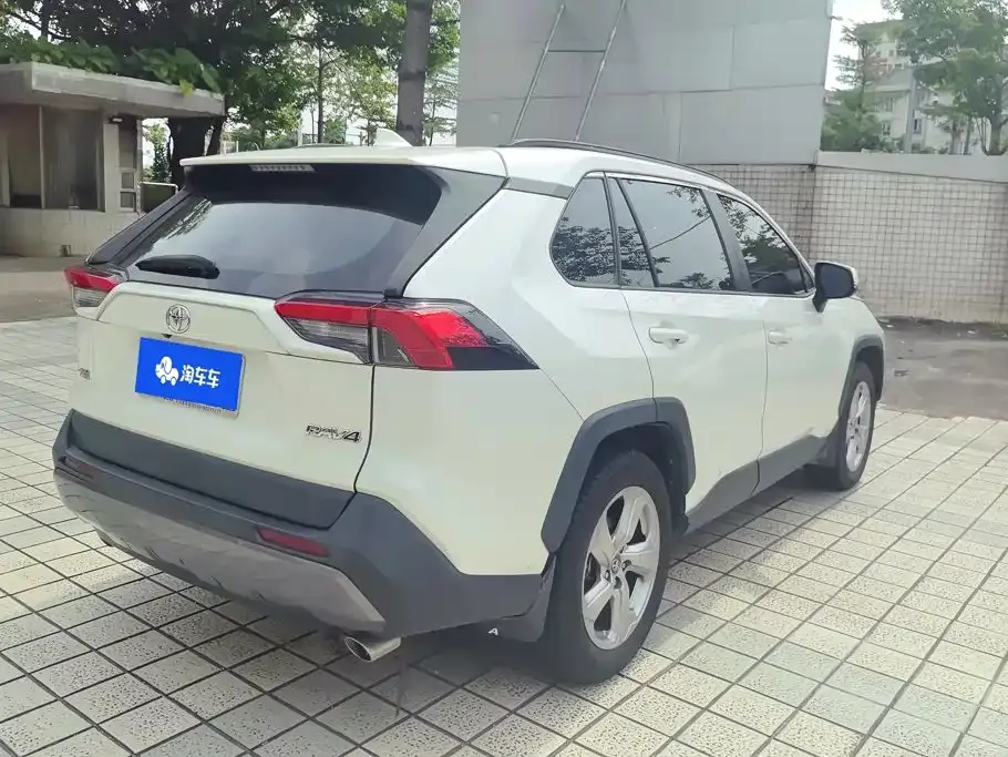 Toyota RAV4 — фото 4