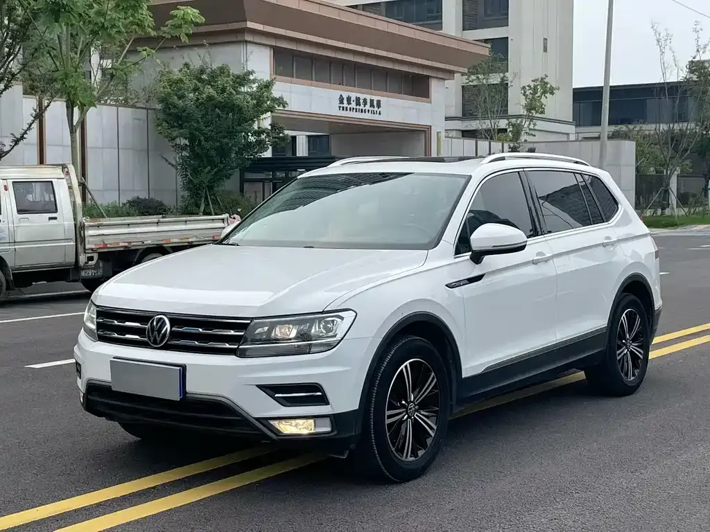 Volkswagen Tiguan L — фото 1