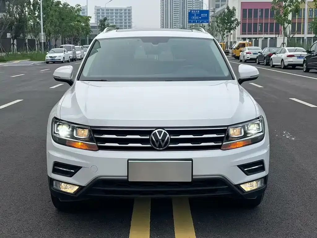 Volkswagen Tiguan L — фото 5