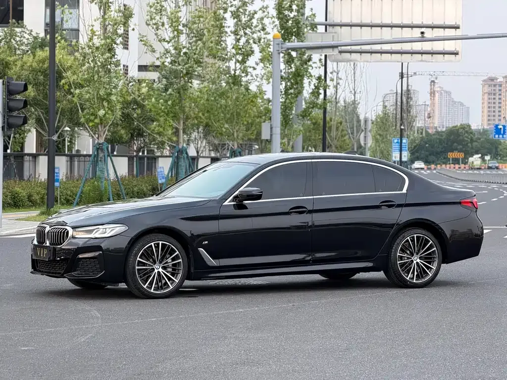 BMW 5 Series — фото 1